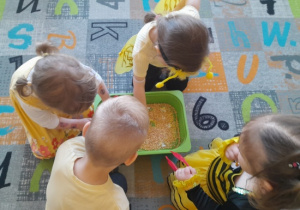 Dzieci wykonują pszczółkowe zadania