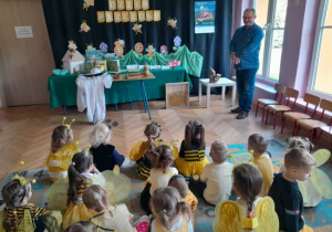 Dzieci uczestniczą w spotkaniu z pszczelarzem.