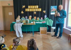Dzieci uczestniczą w spotkaniu z pszczelarzem.