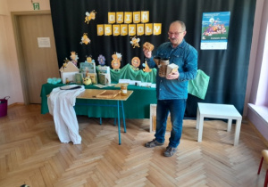 Dzieci uczestniczą w spotkaniu z pszczelarzem.