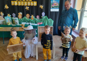 Dzieci uczestniczą w spotkaniu z pszczelarzem.