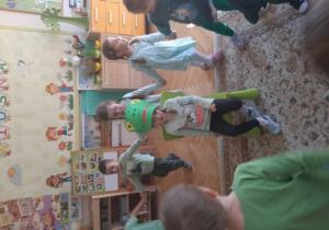 Zabawa taneczna w kole przy piosence pt. "Żabka mała".
