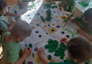 "Kajtusie" wykonują pracę plastyczną "Żabka".