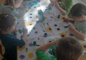 "Kajtusie" wykonują pracę plastyczną "Żabka".