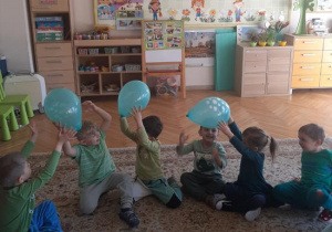 Zabawa "Balon w kole".