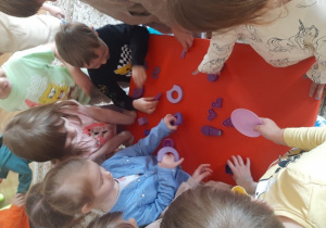Zabawa dydaktyczna rozwijająca zmysł dotyku (rozpoznawanie powierzchni o różnej fakturze).