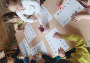 Karta pracy rozwijająca spostrzegawczość – „Połącz identyczne krokusy”.