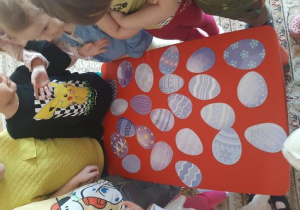 Zabawa dydaktyczna rozwijająca spostrzegawczość i refleks „Pisanki”.