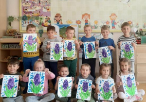 „Kajtusie” pozują ze swoimi pracami.