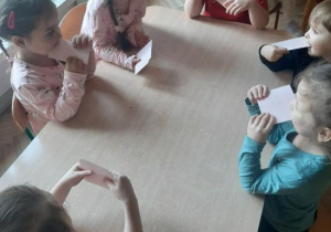 Zabawa dydaktyczna "Zagadkowa koperta" - rozpoznawanie i nazywanie roślin i zwierząt.