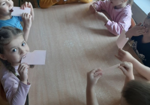 Zabawa dydaktyczna "Zagadkowa koperta" - rozpoznawanie i nazywanie roślin i zwierząt.