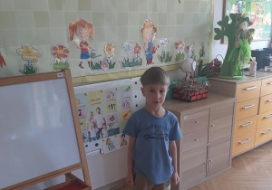 "Kajtusie" bawią się piankową, skaczącą piłką.