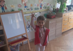 "Kajtusie" bawią się piankową, skaczącą piłką.