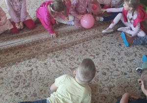 Zabawa piłkami w kole.