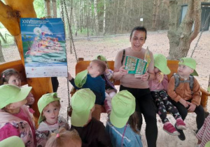 Dzieci słuchają czytanej bajki.