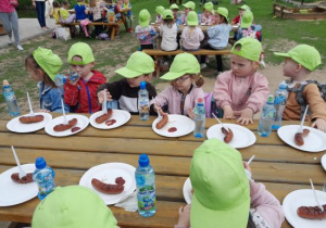 Dzieci jedzą.