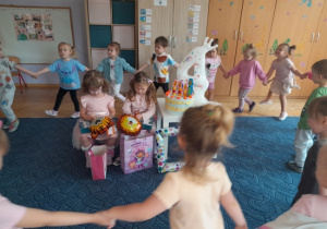Dzieci śpiewają piosenkę urodzinową.