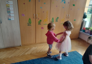 Dzieci tańczą.