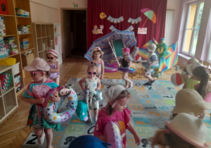 Dzieci uczestniczą w pokazie mody.