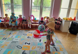 Dzieci uczestniczą w pokazie mody.