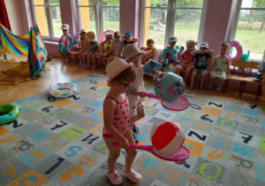 Dzieci uczestniczą w pokazie mody.