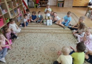 Wspólne śpiewanie "Sto lat".