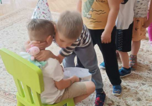 Składanie życzeń urodzionowych.