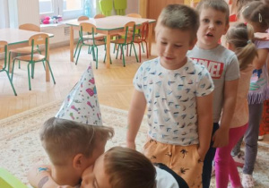 Składanie życzeń urodzionowych.
