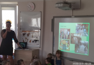 Pani wicedyrektor L. Zaręba przedstawia ofertę przedszkola w oparciu o prezentację multimedialną