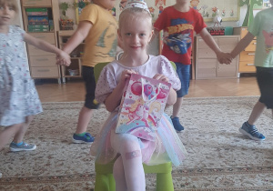 Zabnawa w kole przy piosence "Sto lat".