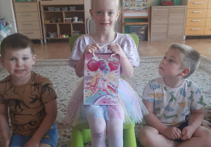 Maja pozuje do zdjecia.