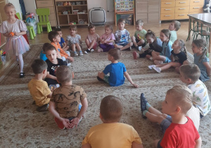 Zabawa urodzinowa "Wędrująca piłka".