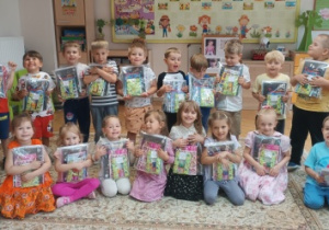 Pamiątkowe zdjęcie z upominkami.