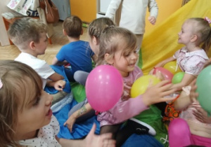 Wesołe zabawy z chustą.