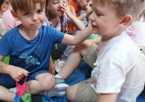 Wesołe zabawy z chustą.