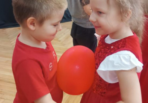 Tańce w parach z balonami.
