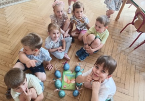Pozowanie z książką "Nudzimisie" i wykonanymi przez dzieci gniotkami na nudę.