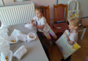 Dzieci bawią się w kupowanie pop cornu.