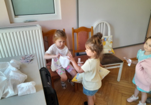 Dzieci bawią się w kupowanie pop cornu.
