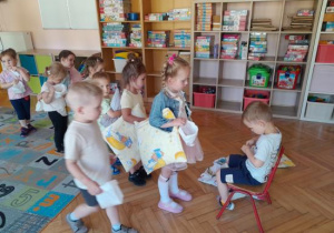 Sprawdzanie biletów i wchodzenie na "salę kinową".