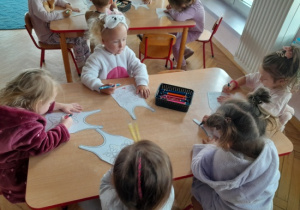 Dzieci projektują piżamy.