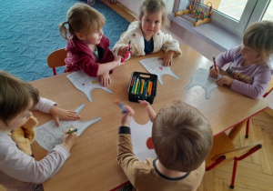 Dzieci projektują piżamy.