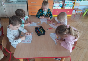 Dzieci projektują piżamy.