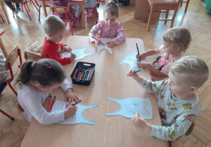 Dzieci projektują piżamy.