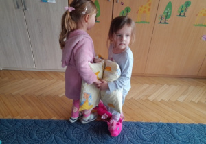Dzieci tańczą z poduchami.