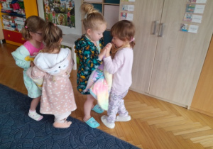 Dzieci tańczą z poduchami.