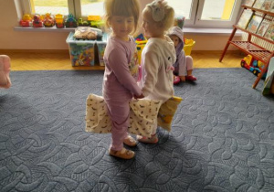 Dzieci tańczą z poduchami.
