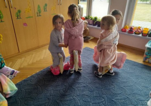 Dzieci tańczą z poduchami.