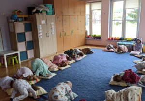 Dzieci uczestniczą w gimnastyce.