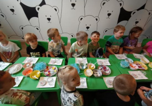 Warsztaty plastyczne - dzieci robią samodzielnie świeczniki.